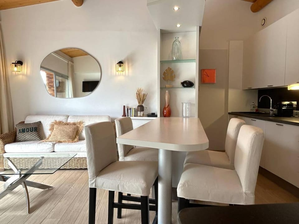 Kitchen or kitchenette, Dining area