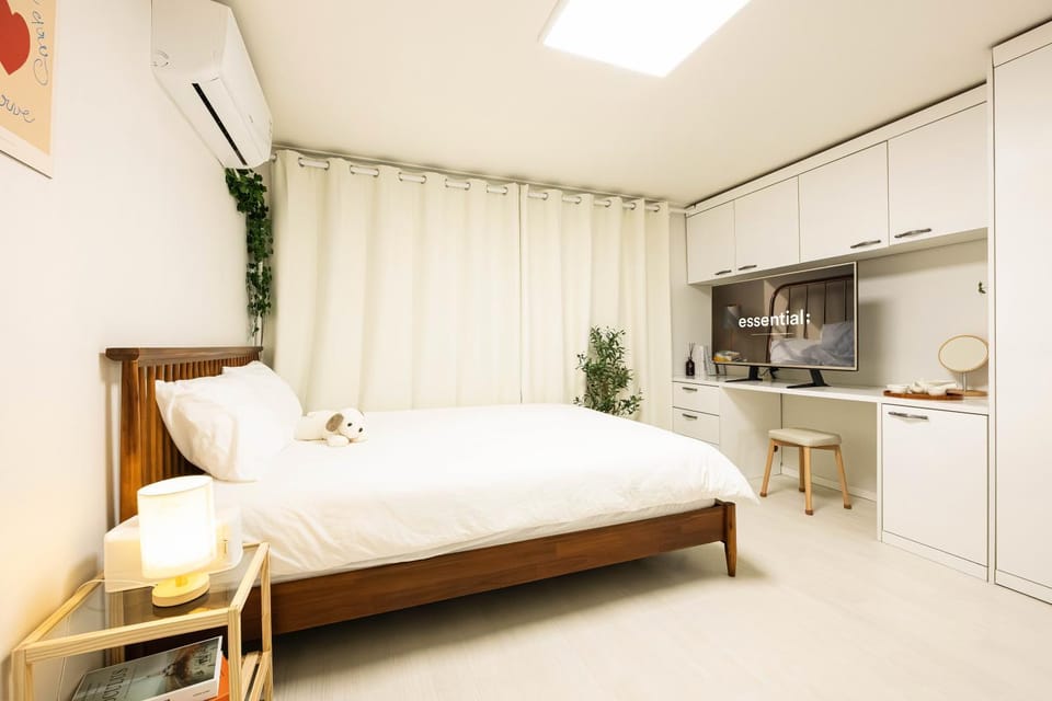 Bed, TV and multimedia, Bedroom, air conditioner