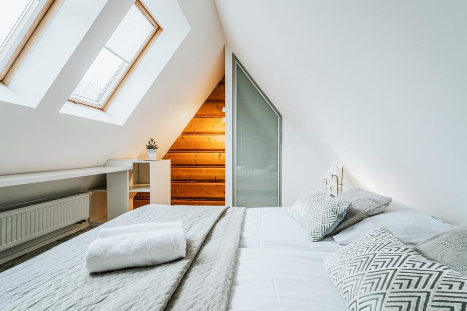 Bed, Photo of the whole room, Bedroom, towels