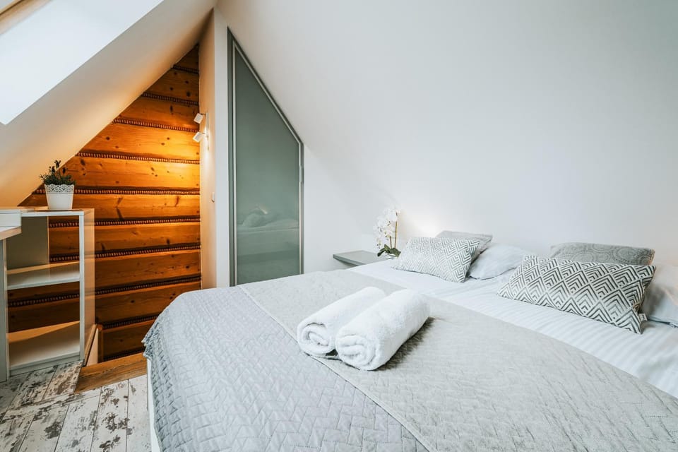Bed, Photo of the whole room, Bedroom, towels