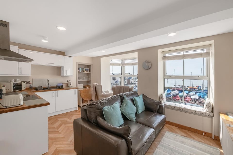 Seating area, kitchen