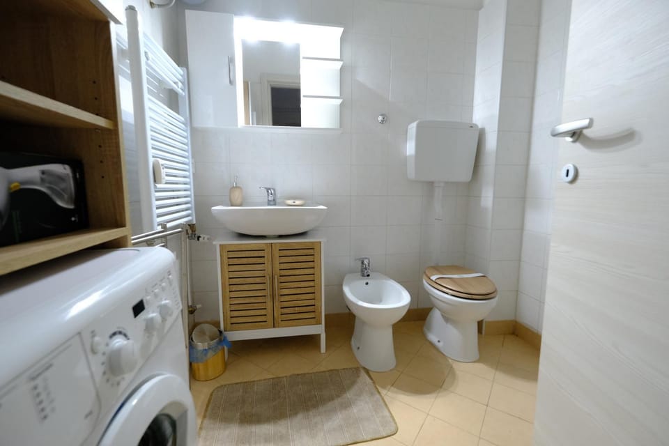 Toilet, Bathroom, bidet, towels, washing machine