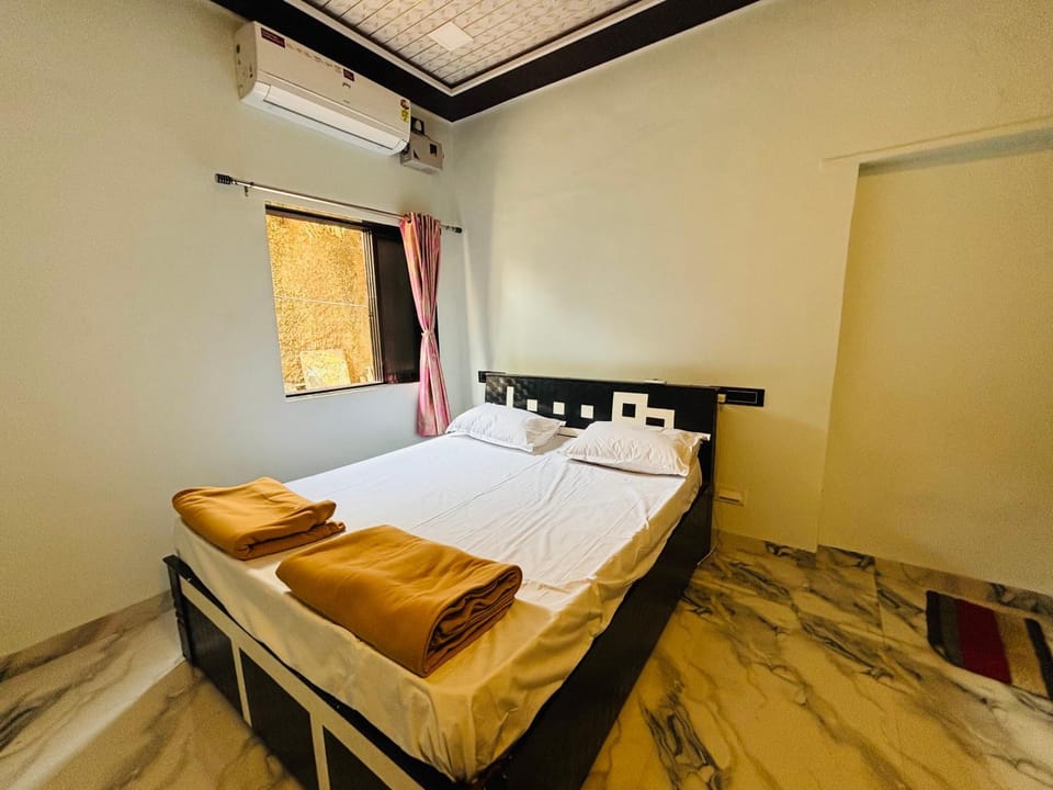 Photo of the whole room, Bedroom, air conditioner
