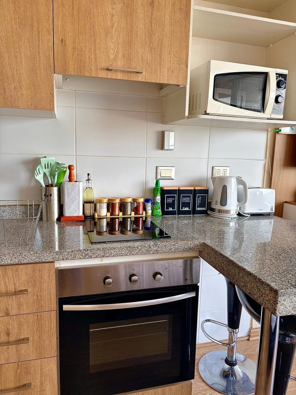 Coffee/tea facilities, Kitchen or kitchenette, microwave, oven, toaster