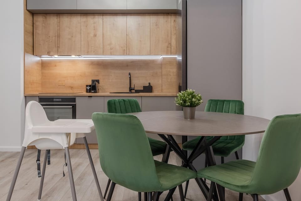 Coffee/tea facilities, Kitchen or kitchenette, Dining area, stove