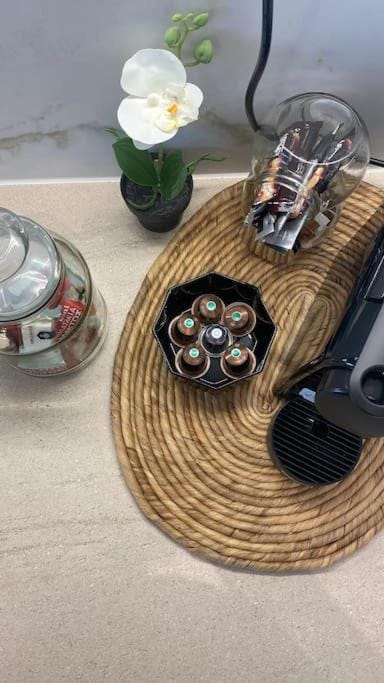 Coffee/tea facilities, Food and drinks