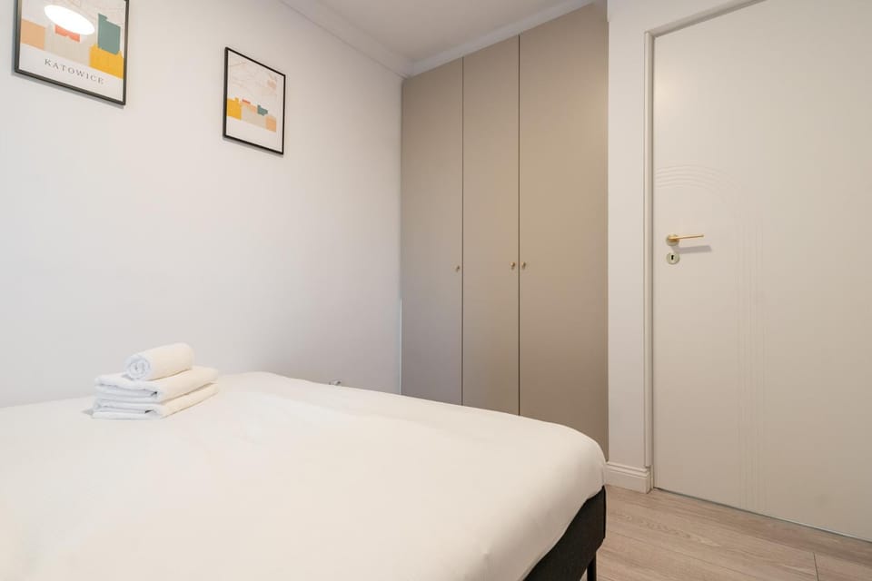 Bed, Photo of the whole room, Bedroom, towels, wardrobe