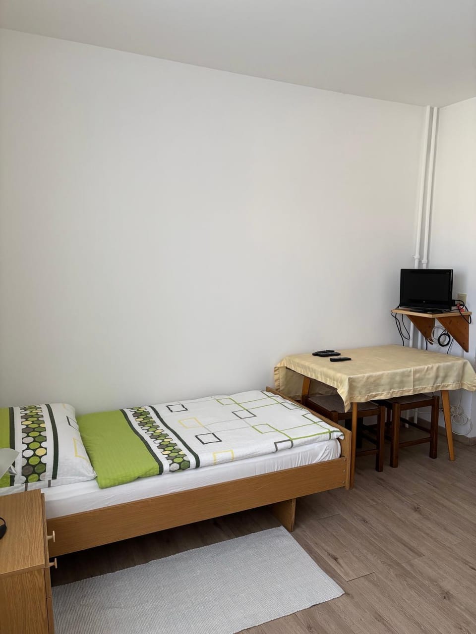 Bed, TV and multimedia, Photo of the whole room, Bedroom