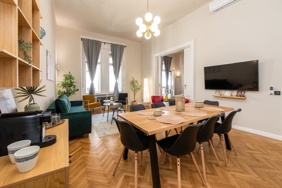 Communal lounge/ TV room, TV and multimedia, Living room, Seating area, Dining area, Evening entertainment