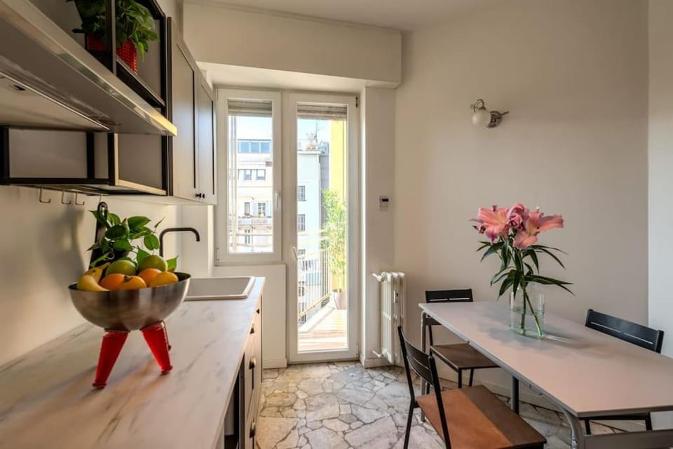 Central Station-Duomo - 3 Bedrooms With Jacuzzi Apartment in Milan