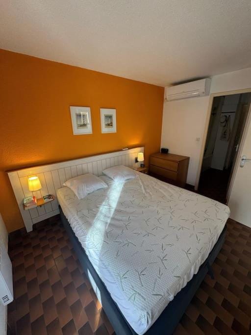 Bed, Bedroom, air conditioner