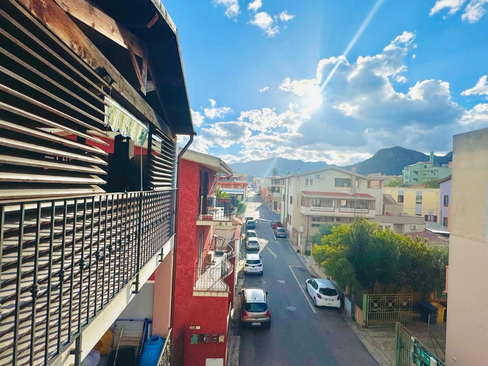 Property building, Day, Neighbourhood, Natural landscape, Balcony/Terrace, City view, Mountain view, Street view, Parking