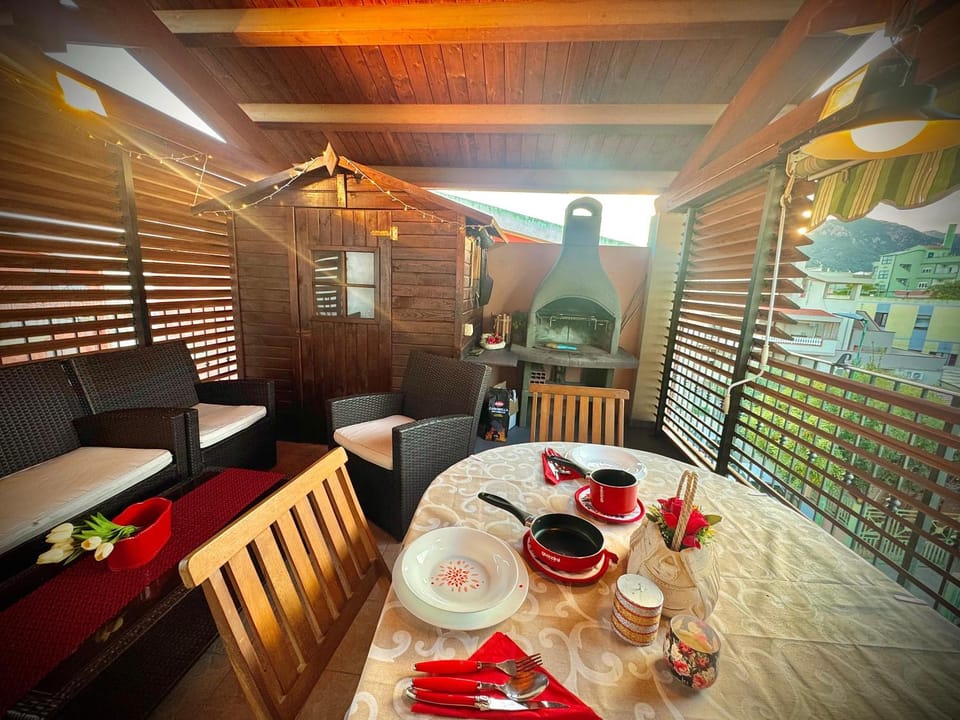 BBQ facilities, Balcony/Terrace, Seating area, Dining area, Food