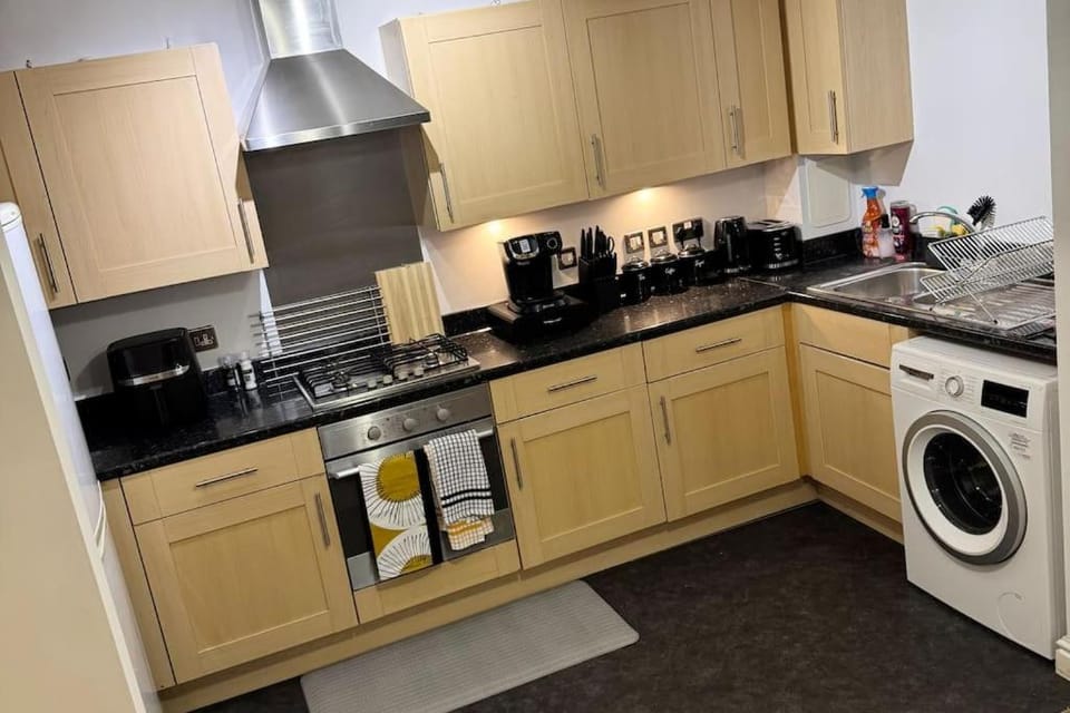 Coffee/tea facilities, Kitchen or kitchenette, oven, stove, toaster, washing machine