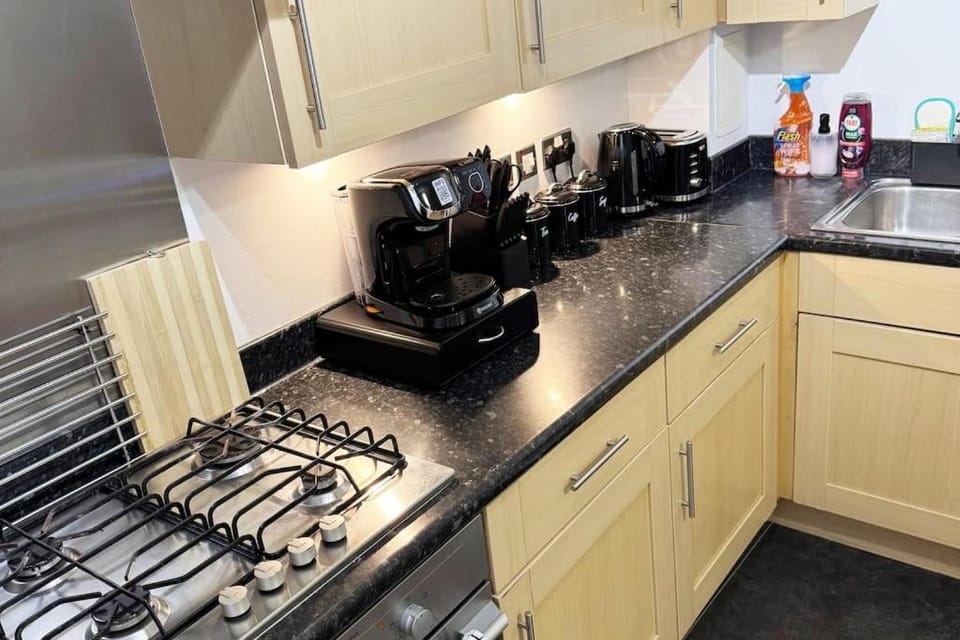 Coffee/tea facilities, Kitchen or kitchenette, stove, toaster