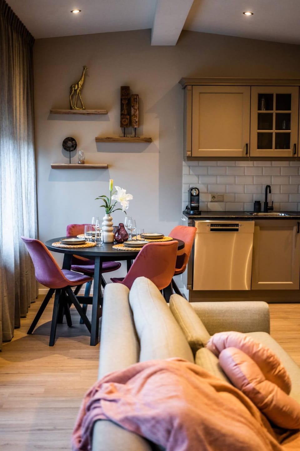Kitchen or kitchenette, Seating area, Dining area