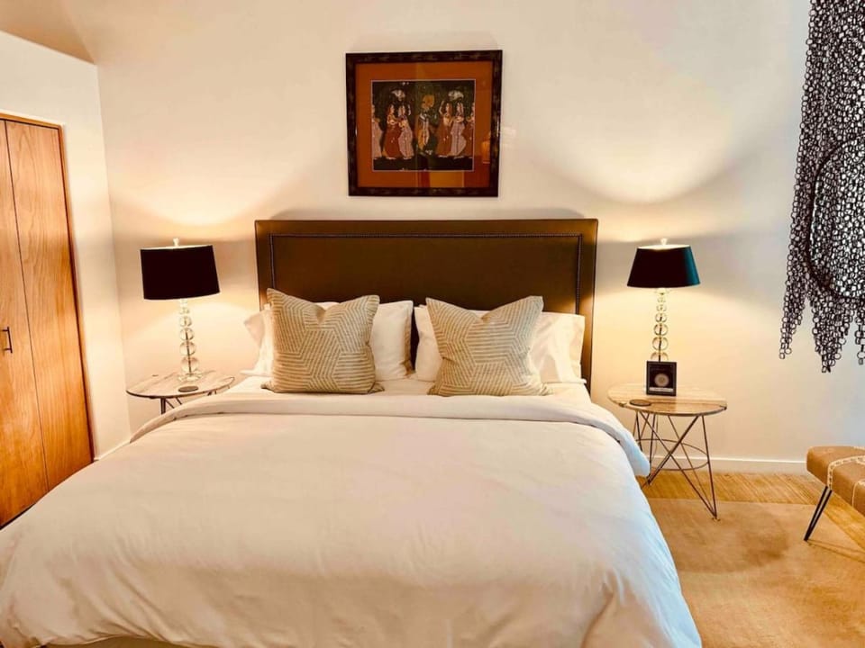 CASA TUA SANTA FE Spacious Design Loft Railyard District soaking tub House in Santa Fe