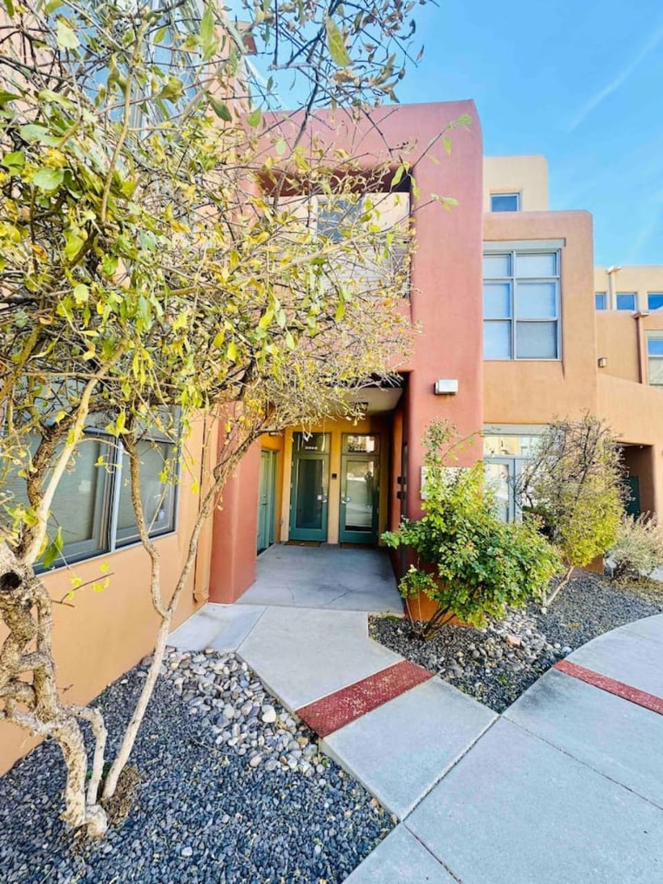 CASA TUA SANTA FE Spacious Design Loft Railyard District soaking tub House in Santa Fe