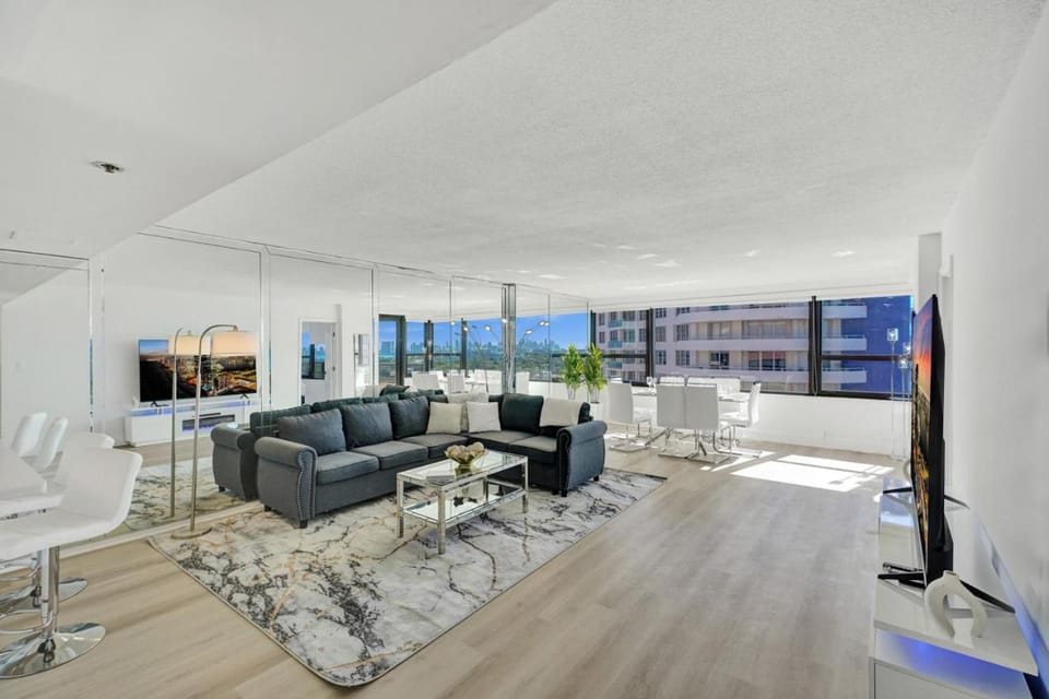 Luxury Ocean View Condo with Beach Service 1521 Apartment in Miami Beach