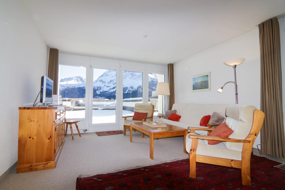 Natural landscape, TV and multimedia, Living room, Seating area, Dining area, Mountain view