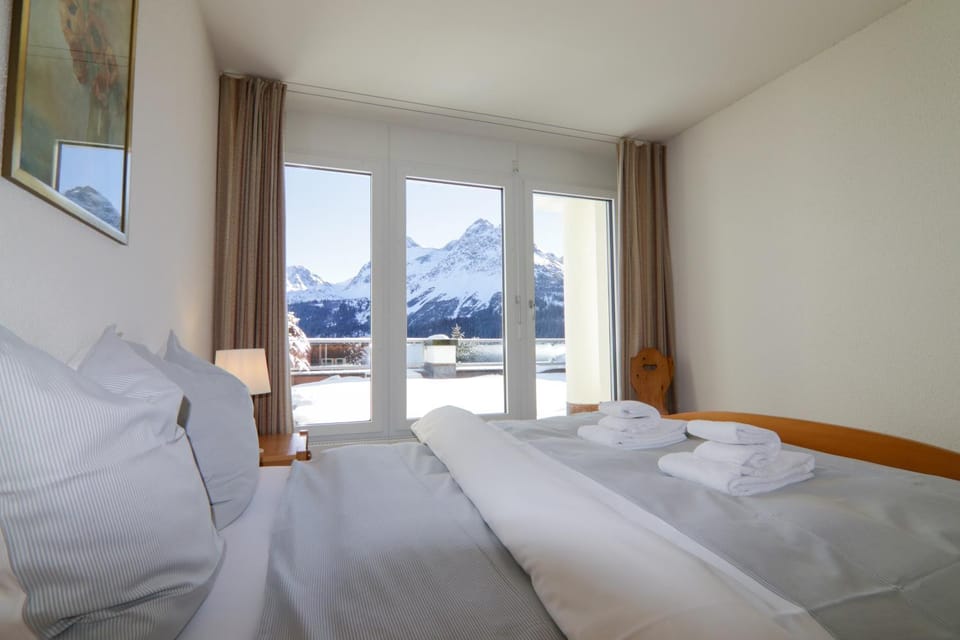 Bed, Natural landscape, Photo of the whole room, Bedroom, Mountain view