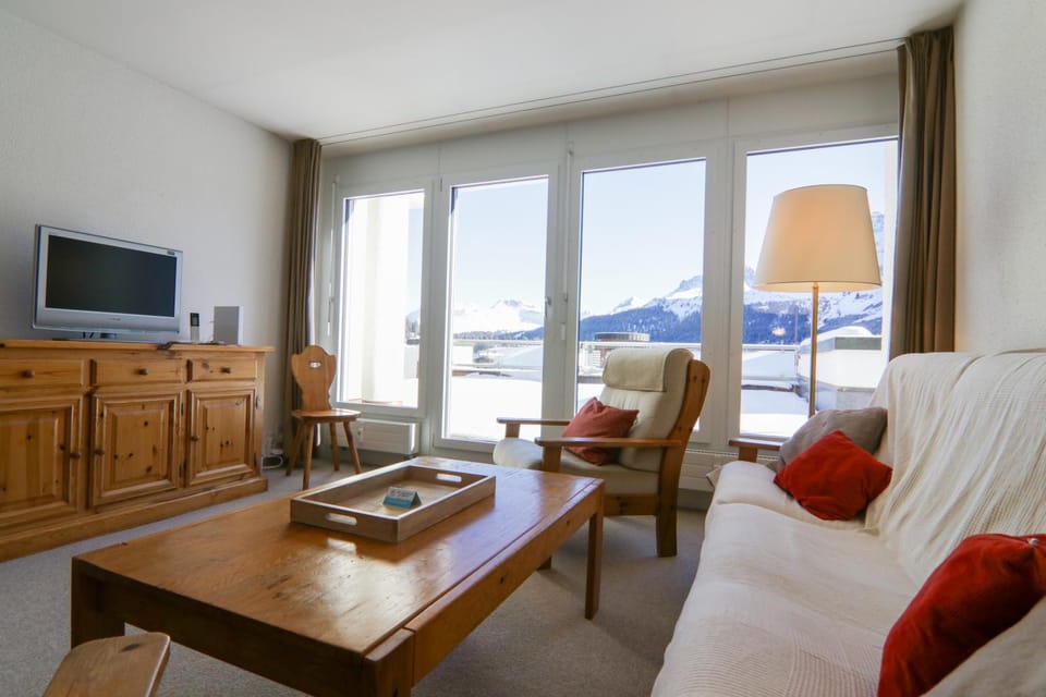 Natural landscape, TV and multimedia, Living room, Seating area, Mountain view