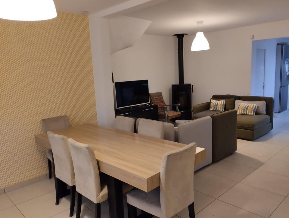 Communal lounge/ TV room, TV and multimedia, Dining area