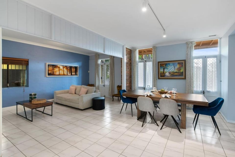 Spacious Affordable 7B3B 2 Living Pool Yard and Mall House in Brisbane