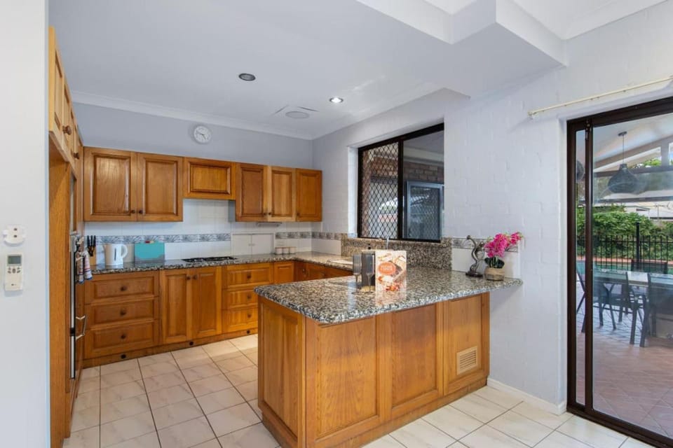Spacious Affordable 7B3B 2 Living Pool Yard and Mall House in Brisbane