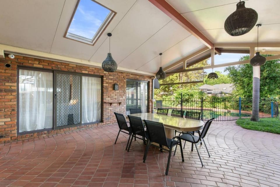 Spacious Affordable 7B3B 2 Living Pool Yard and Mall House in Brisbane
