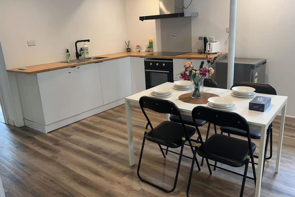 Cozy 2Beds Studio witch Kitchen Laundry near Zoo and Mall House in Indooroopilly