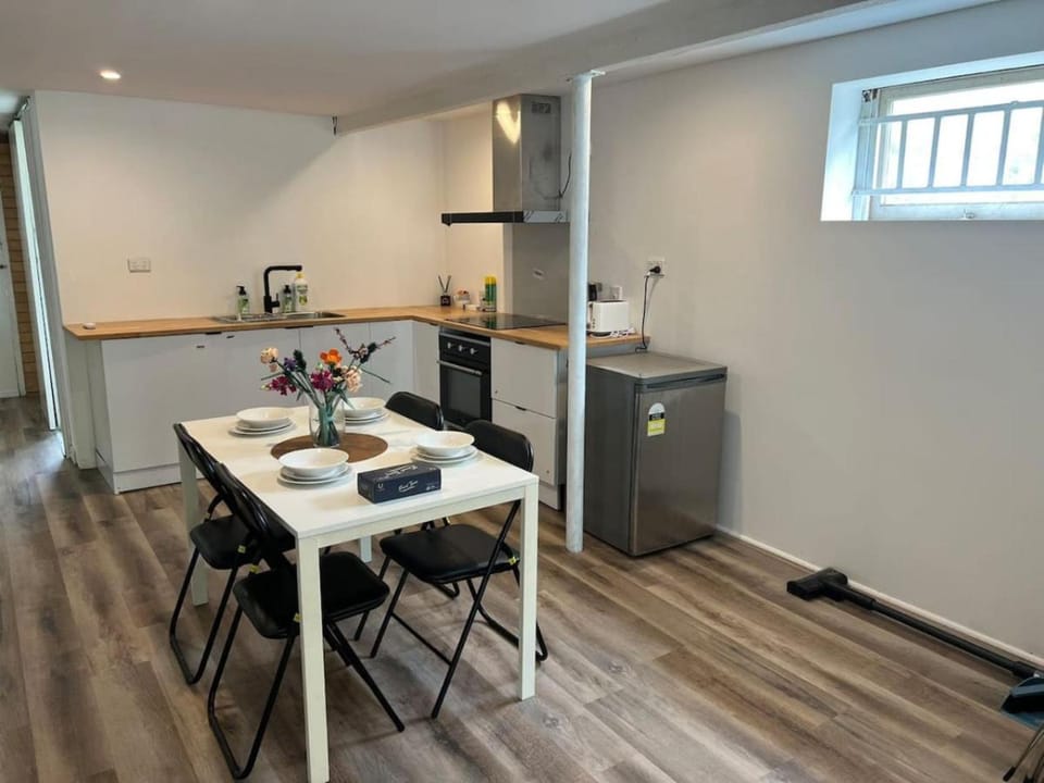 Cozy 2Beds Studio witch Kitchen Laundry near Zoo and Mall House in Indooroopilly