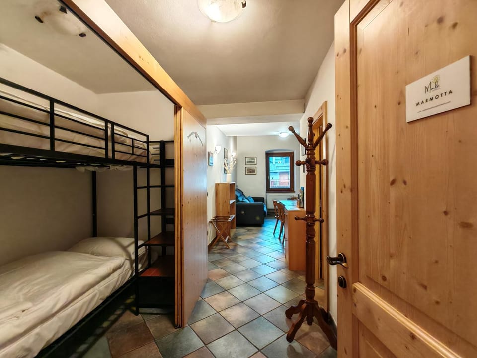 Bed, Photo of the whole room, bunk bed