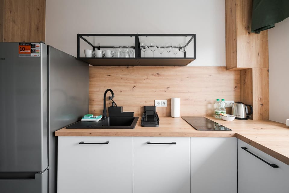 Coffee/tea facilities, Kitchen or kitchenette, oven, stove, toaster