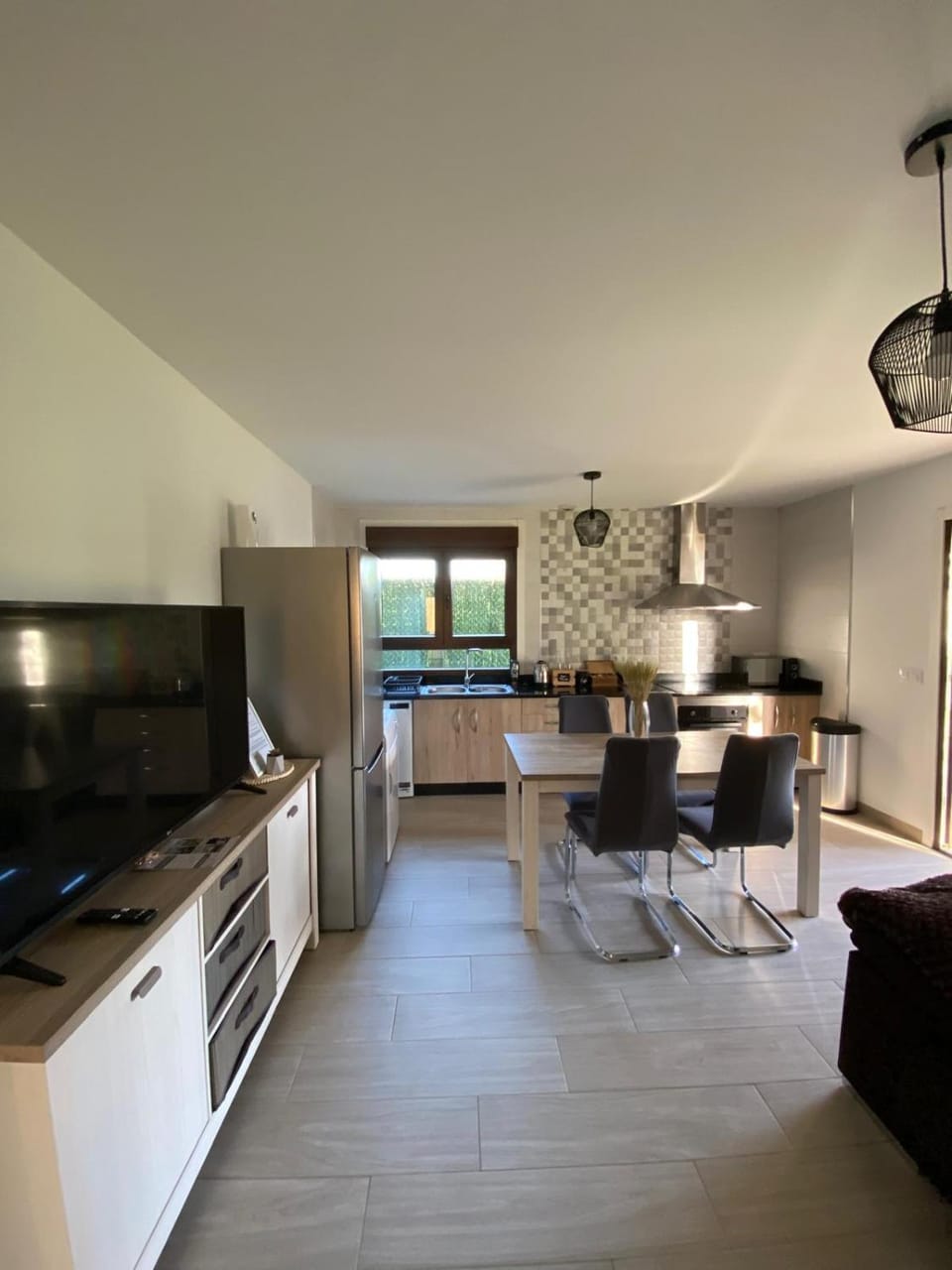 TV and multimedia, Kitchen or kitchenette, Living room, Dining area, oven, stove