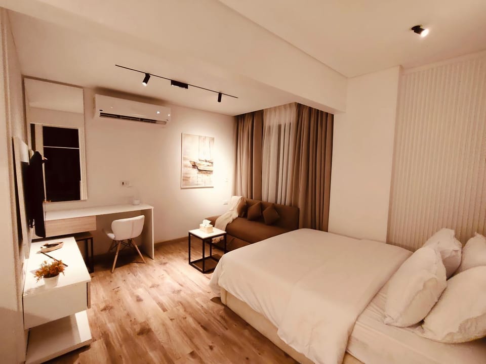 Bed, TV and multimedia, Living room, Photo of the whole room, Seating area, Bedroom, air conditioner