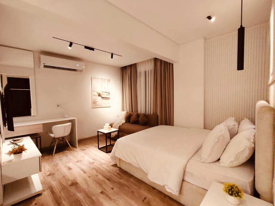 Bed, TV and multimedia, Living room, Photo of the whole room, Seating area, Bedroom