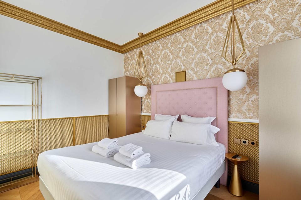 Bed, Photo of the whole room, Bedroom, towels