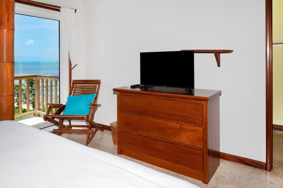 Residences at Barrier Reef 1-3C Oceanfront 2 BR by Stay Floreo House in Corozal District