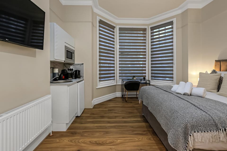 Bed, TV and multimedia, Kitchen or kitchenette, Photo of the whole room, Seating area, Bedroom, heating, towels