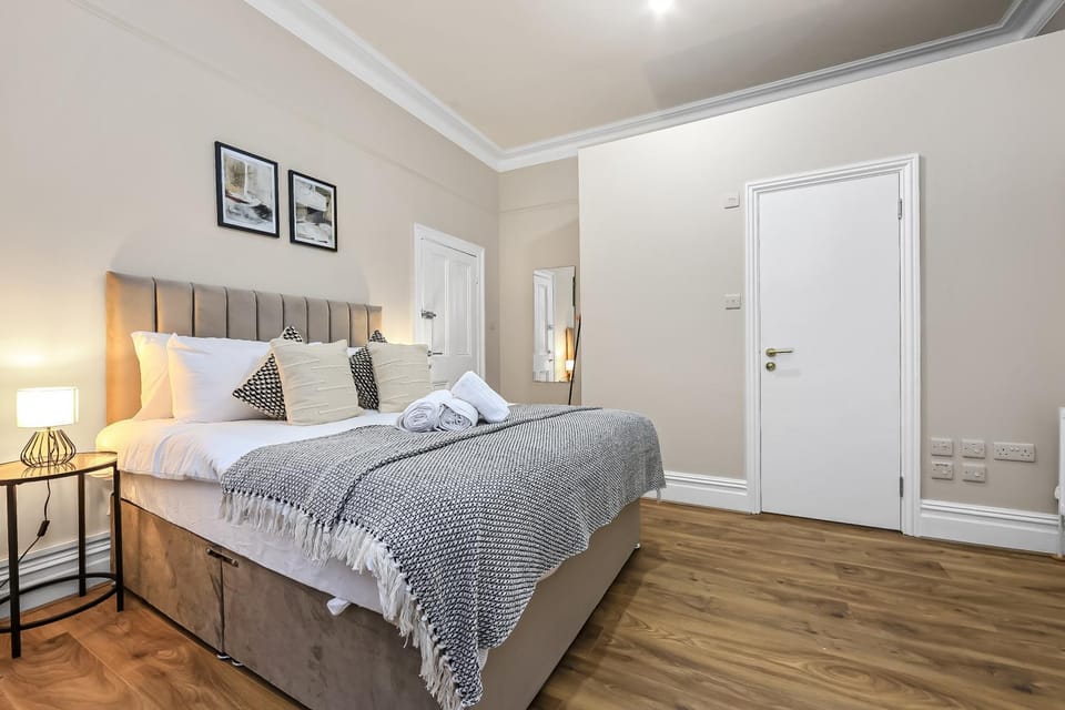 Bed, Photo of the whole room, Bedroom, wardrobe