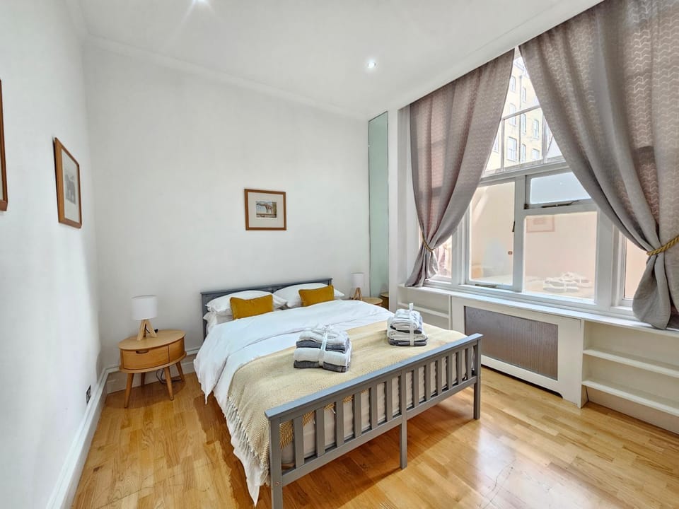 Bed, Photo of the whole room, Bedroom, towels