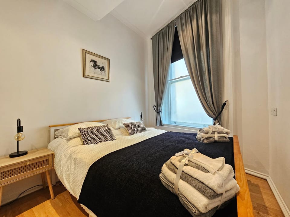 Bed, Photo of the whole room, Bedroom, towels