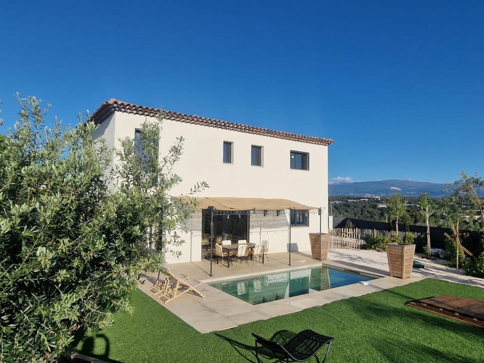 Property building, Garden, Swimming pool