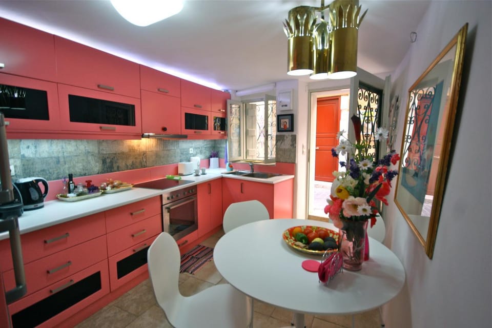 Facade/entrance, Coffee/tea facilities, Kitchen or kitchenette, Dining area