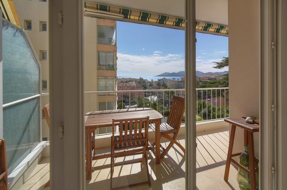FRGK Fauvettes 1BDR Terrace, Parking, AC & Ultra-Fast Wi-Fi Apartment in Cannes