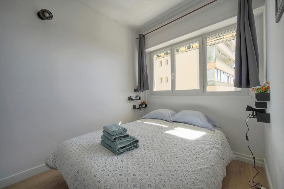 FRGK Fauvettes 1BDR Terrace, Parking, AC & Ultra-Fast Wi-Fi Apartment in Cannes