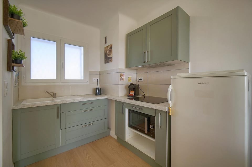 FRGK Fauvettes 1BDR Terrace, Parking, AC & Ultra-Fast Wi-Fi Apartment in Cannes