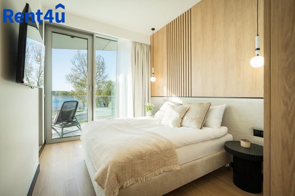 Bed, TV and multimedia, Balcony/Terrace, Bedroom