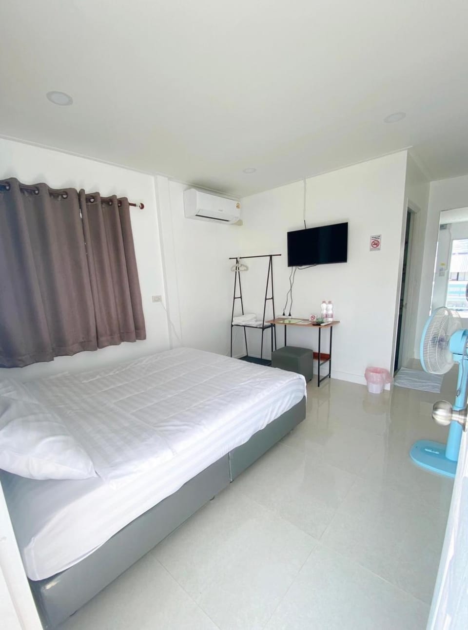 Bed, Photo of the whole room, Bedroom, air conditioner